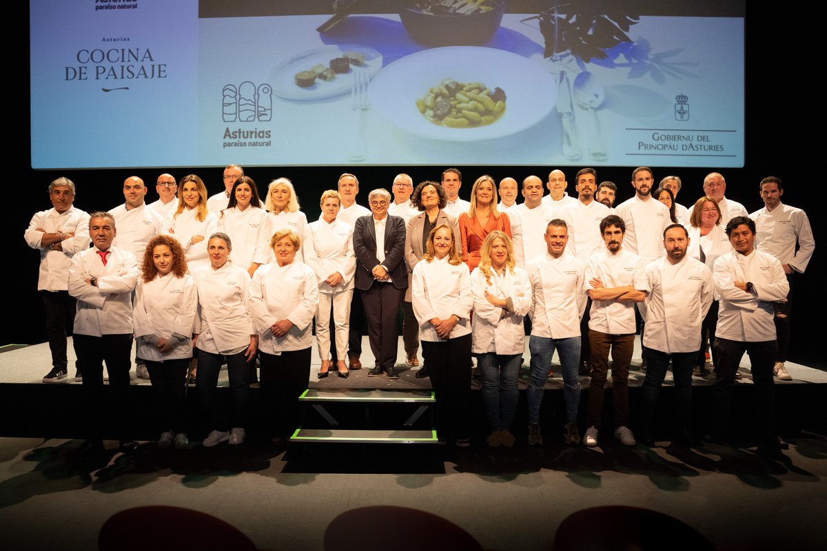 Los 𝗘𝗺𝗯𝗮𝗷𝗮𝗱𝗼𝗿𝗲𝘀 𝗱𝗲 𝗖𝗼𝗰𝗶𝗻𝗮 𝗱𝗲 𝗣𝗮𝗶𝘀𝗮𝗷𝗲 suman nuevos miembros hasta llegar a los 70 profesionales | Hoy se ha celebrado el acto de nombramiento, como embajadores de “Cocina de Paisaje”, de 37 profesionales de la restauración asturiana.