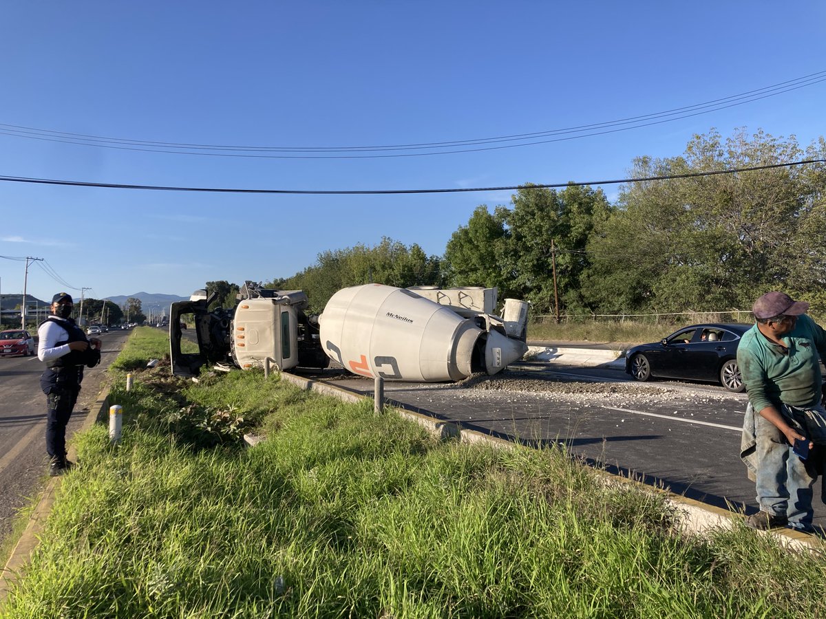 noticiasdeqro's tweet photo. #REVOLVEDORA | 💥🚛 Vuelca revolvedora en el Norponiente | El operador de una revolvedora, resultó lesionado, luego de volcar la tarde de ayer en el libramiento Norponiente
https://t.co/moqUNttOlX
#NOTICIASDEQUERETARO https://t.co/n2YinnImFd