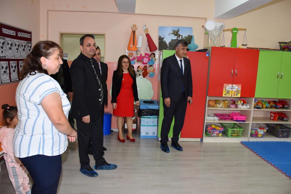 Kaymakam <a href="/CevdetErturkmen/">Cevdet Ertürkmen</a>, <a href="/bafra_mem/">Bafra İlçe Millî Eğitim Müdürlüğü</a> Müdürü <a href="/mehmetalikatip1/">Mehmet Ali KATİPOĞLU 🇹🇷</a> ile birlikte Kızılırmak Anaokulu'nu ziyaret ederek okul müdürü Kadir ÇIRAK‘tan bilgi aldı.