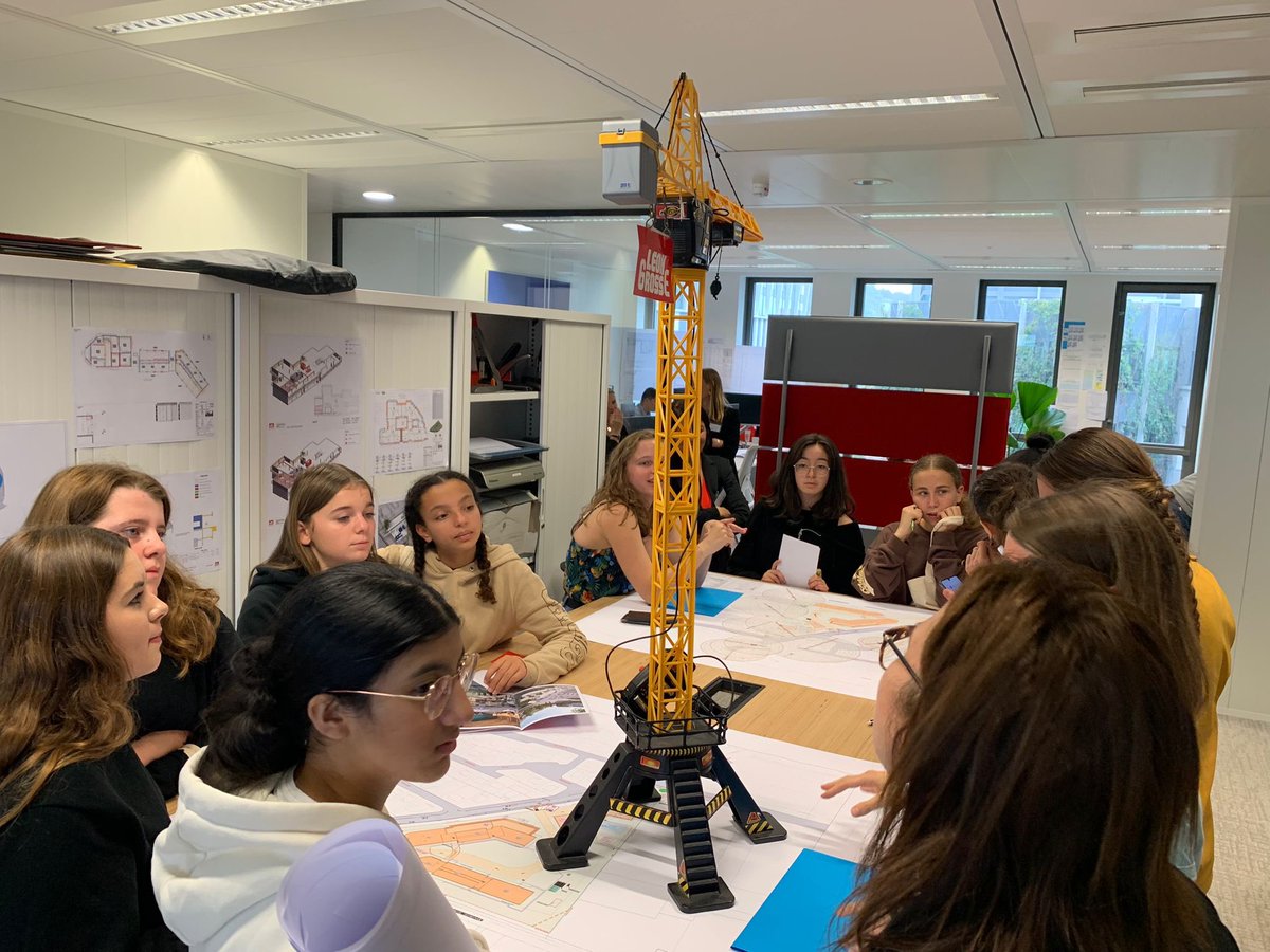 Ellesbougent's tweet photo. Jeudi, 100 collégiennes, lycéennes et étudiantes ont découvert les métiers passionnants de la #construction et du #BTP lors de l'action Elles Bougent pour le BTP ⤵️
@Bouygues_C @DemathieuBard @Spiebatignolles @VINCI_fr
#ellesbougent #EB2022 #smartcityweek https://t.co/yL7phvpJEp