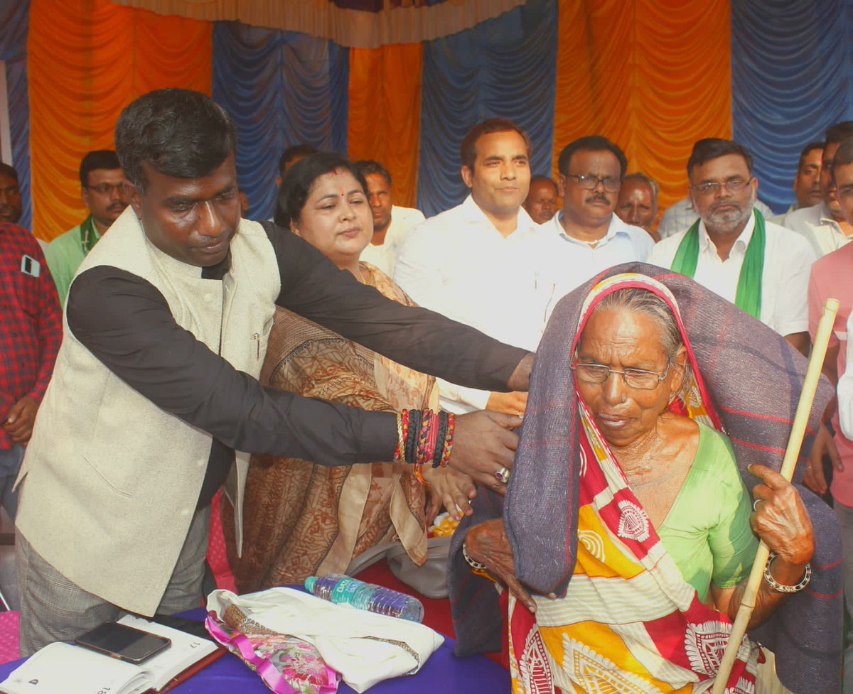 DCDeoghar's tweet photo. इसके अलावे माननीय मुख्यमंत्री जी के निर्देशानुसार राज्य सरकार अब किशोरियों को नयी योजना के तहत लाभ देगी। सावित्रीबाई फुले किशोरी समृद्धि योजना का असल उद्देश्य किशोरियों को शिक्षा से जोड़ना और वयस्क होने पर उसकी शादी के लिए जरूरी सहायता करना है। https://t.co/zMPMU1X6H8