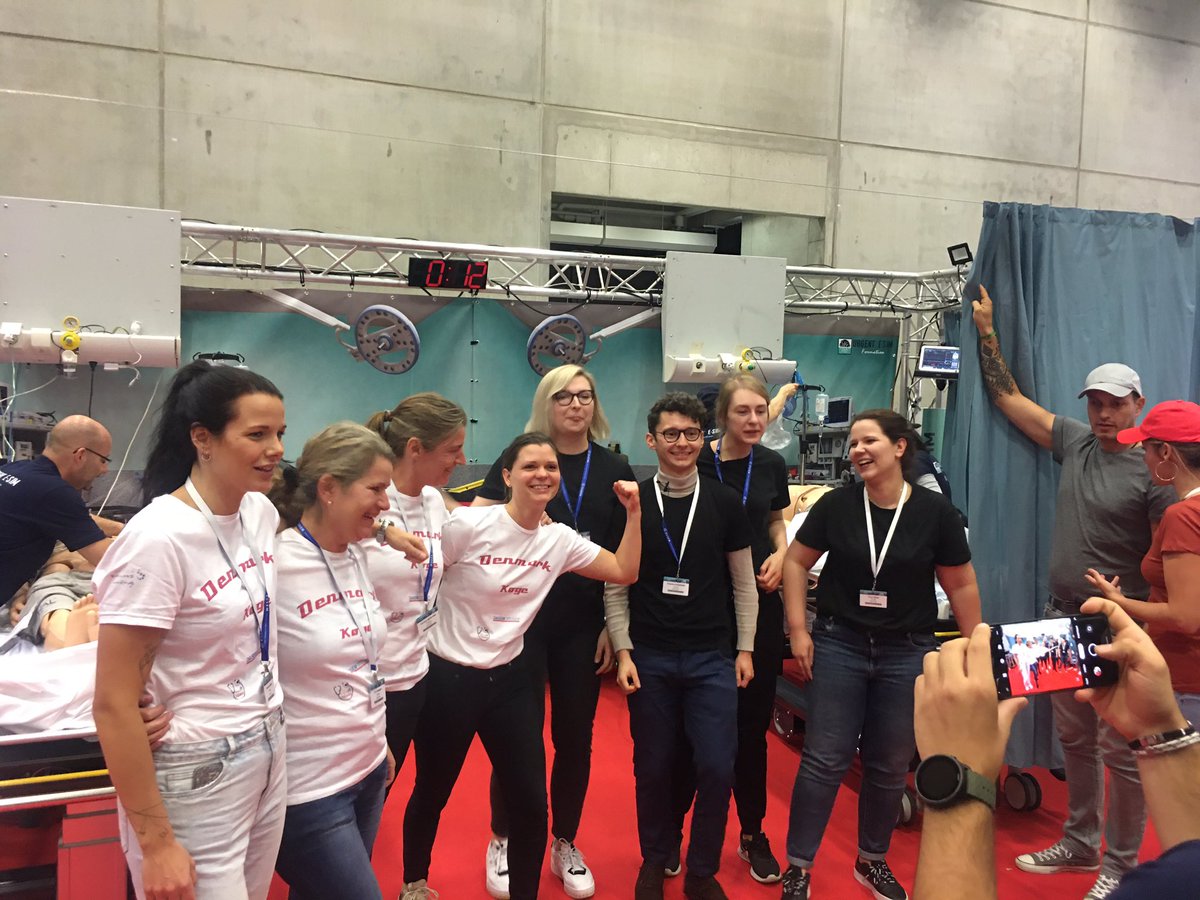 DocDuNord's tweet photo. Seje akutmediciner og akut sygeplejersker fra SUH - Køge repræsenterer Danmark til EuSEM SIM-cup i Berlin. I er fantastiske! 🇩🇰🩺 #EUSEM2022 #daena #dasem. Vi ses til vores dansk edition #DEMC10 i København - november 2023! https://t.co/YK4wvSEyg4