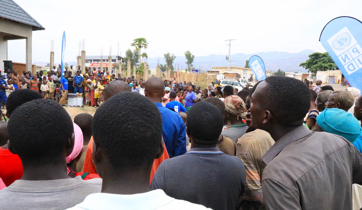 PNUDBurundi's tweet photo. Sensibilisation des communautés de la commune de Kabezi (@BujumburaProv) et celles du village intégré vert de Mayengo (@RumongeProvince) à la #RRC (#Réduction des risques de #catastrophe) au travers des émissions de jeux questions-réponses. #JIRRC #DRRDay #ODD13 #Burundi https://t.co/FvkcSvcTOk