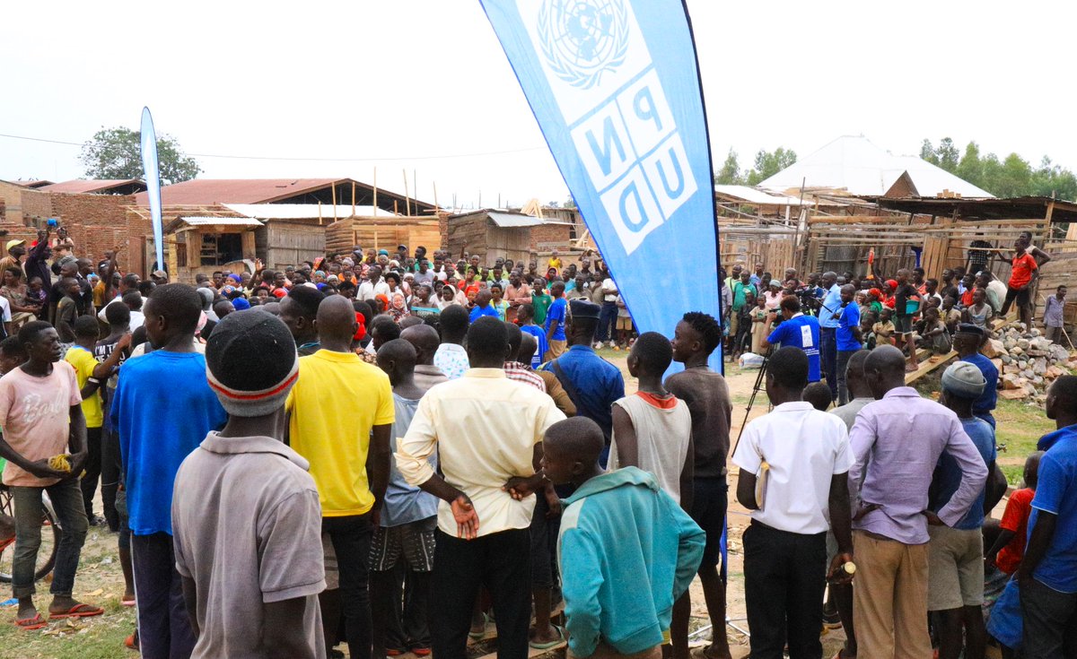 PNUDBurundi's tweet photo. Sensibilisation des communautés de la commune de Kabezi (@BujumburaProv) et celles du village intégré vert de Mayengo (@RumongeProvince) à la #RRC (#Réduction des risques de #catastrophe) au travers des émissions de jeux questions-réponses. #JIRRC #DRRDay #ODD13 #Burundi https://t.co/FvkcSvcTOk