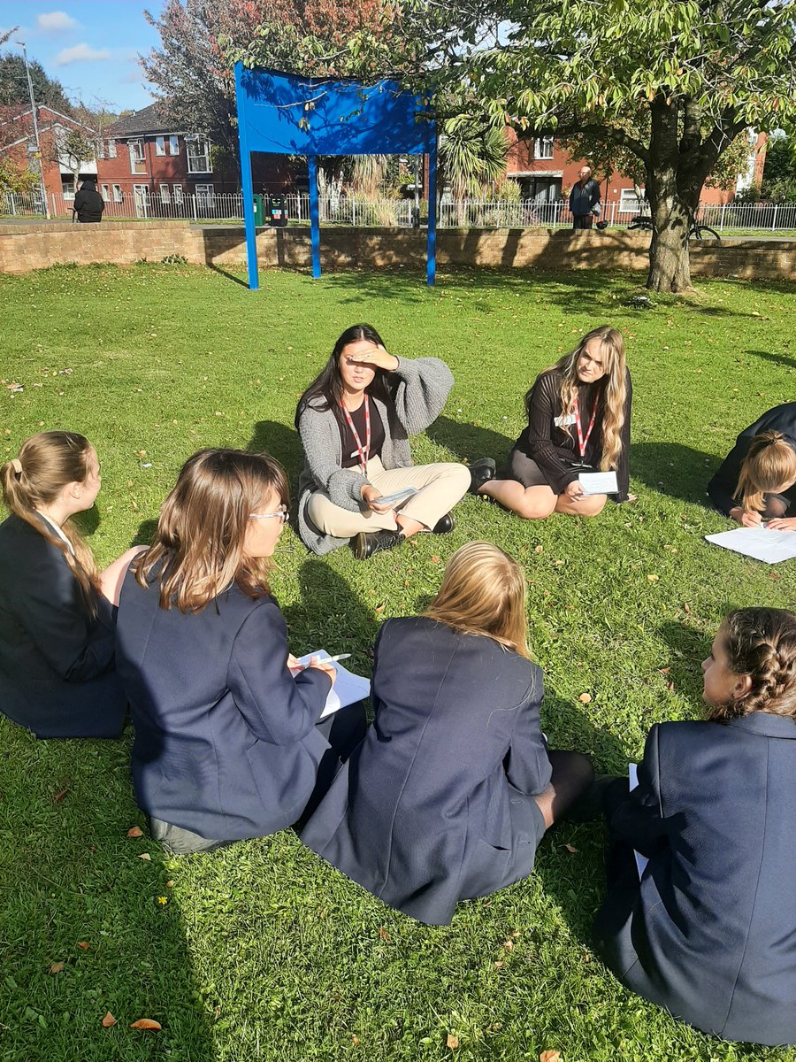 Awesome trainee teachers from <a href="/UWPGSEC/">University of Worcester - PGCE Secondary course</a> inspiring Year 7 on this glorious sunny afternoon @BronkpHarvey <a href="/TheChaseEco1/">TheChaseEco1</a>