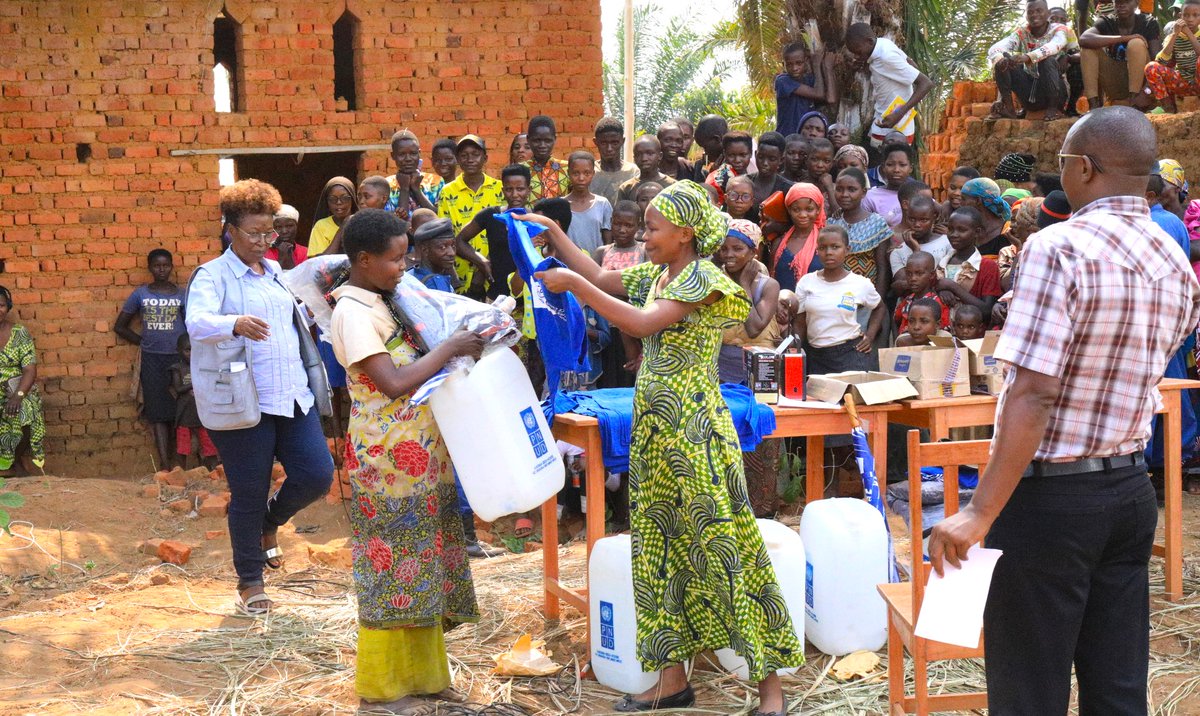 PNUDBurundi's tweet photo. Ces activités s’inscrivent dans la célébration de la Journée internationale pour la réduction des risques de #catastrophe (#JIRRC) qui est célébré au #Burundi sous le thème « #AlertePrécoce, pilier de la résilience pour le #développement communautaire ». #JIRRC #ODD13 #DRRDay https://t.co/7BHEikVJOK