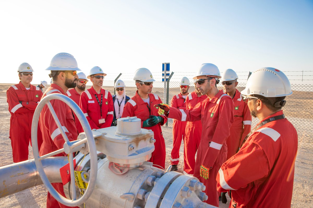 bp_Oman's tweet photo. سُعِدنا باستضافة اجتماع اللجنة التنفيذية المشتركة للمربع 61 برئاسة معالي المهندس سالم العوفي وزير الطاقة والمعادن وبحضور شركائنا من @ThisIsOQ, @Petronas وشركة بي تي تي إي بي، حيث اطّلعوا على عدد من المواقع مثل محطة المعالجة المركزية وعمليات الإكمال الأخضر في وحدة اختبار الآبار https://t.co/D03xqKxRgg