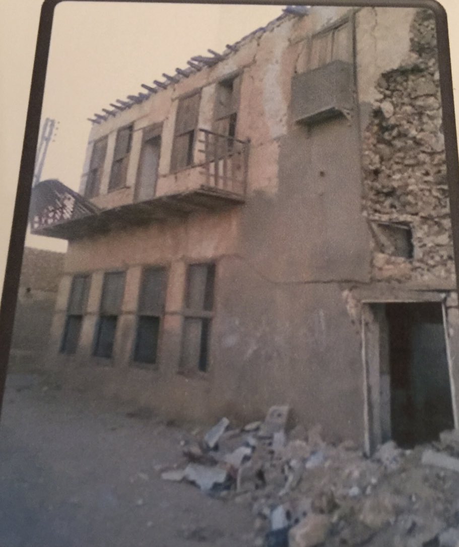 ebrahimmogherbi's tweet photo. {ضباء جارة البحر }التراث العمراني -تميزت بعض مباني ضباء القديمه ،بالشرفات الخارجيه (البلكونات)على واجهة المبنى :مثل منزل ،محمد عباس علام في الساحل بجوار منزل الوالد ،ومبنى السحلات امام الميناء وهومؤجر لجمرك ضباء /ومنزل هجان   في القرفاء 
ومنزل الطبجي الشريف.مواجه الكراع . https://t.co/JkG7RZoPKd