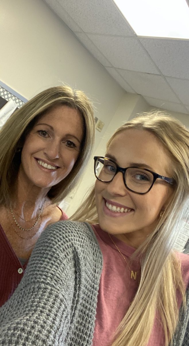 Shady Brook teacher Patricia Scott assists a substitute in her grade level, Nicole Scott, her daughter! ❤️💙 #bettertogether @HEBISDpeople <a href="/shetlandpride/">Shady Brook Elem</a>