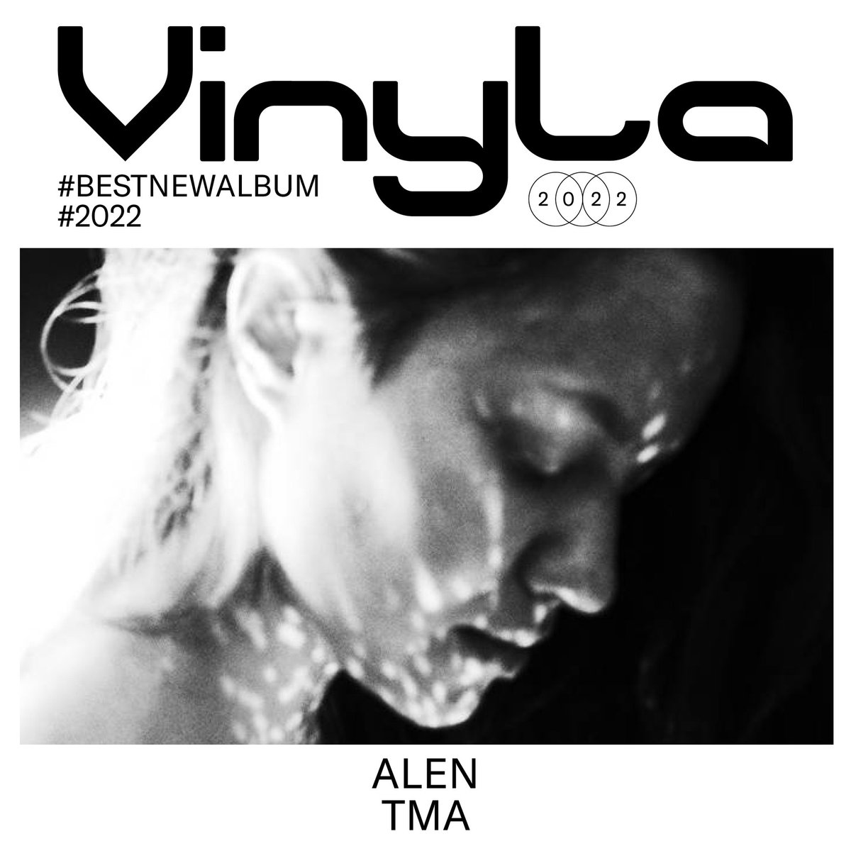 vinylacz's tweet photo. ⚫ DESKA TÝDNE: ALEN – TMA
„Klavíristka, zpěvačka, textařka a boskovická kavárnice Alen miluje momenty, kdy se ve tmě může rozplynout a schovat,“ píše se o druhé desce ostravské rodačky, která si okamžitě získá pozornost poetickými obraty, jaké nelze jen tak přejít. https://t.co/pcvyn25k5p