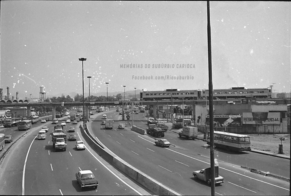 RioSuburbio's tweet photo. Caju - 1974

Um trem de passageiros passa sobre a Avenida Brasil no Ramal do Arará. Hoje a linha é usada somente para trens de carga que vão para o Porto do Rio. 

Curta @RioSuburbio 
Acervo: Arquivo Nacional. https://t.co/TI17p8NwqY