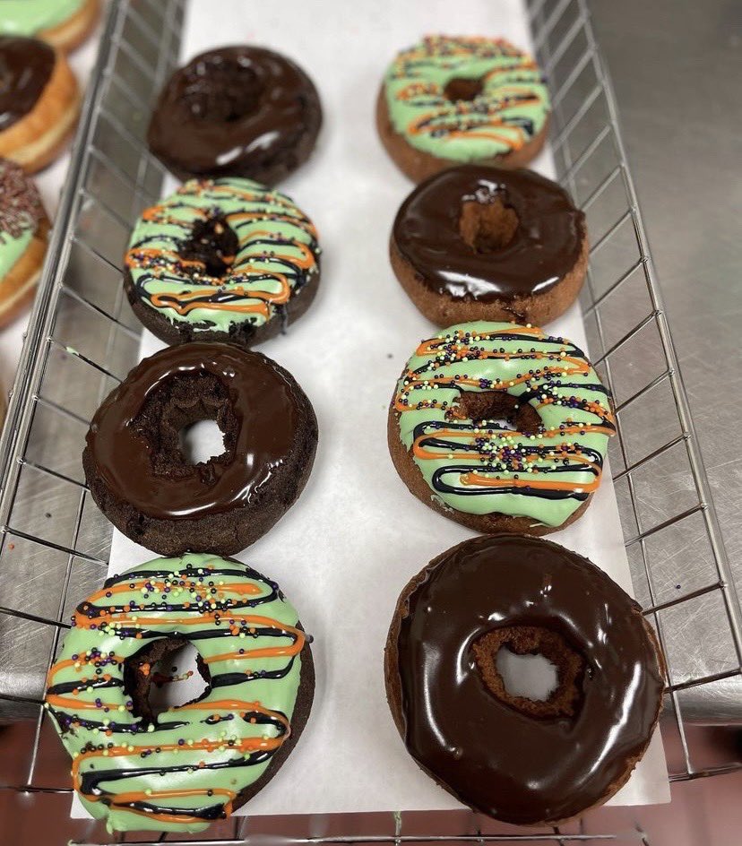 These donuts are spook-tacular👻🎃
⠀⠀⠀⠀⠀⠀⠀⠀⠀
📸 @Newtonmahoneydew
⠀⠀⠀⠀⠀⠀⠀⠀⠀
 #HeresToTheDewers #HoneyDewDonuts #Spooky #Halloween #HalloweenDonuts #NewEnglandDonuts #NewEnglandCoffee #CoffeeAndDonuts #DonutsAndCoffee