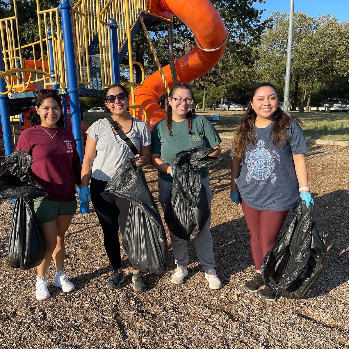 SteerFW's tweet photo. We love to see trash in bags! Not the ground, lakes, or playgrounds! You can #DoYourPart by disposing of your items properly when you’re out at your fav park! #LitterStomp Thank you to the employees of @BellFlight and @AmericanAir for partnering together! https://t.co/EnBWVRQCHg