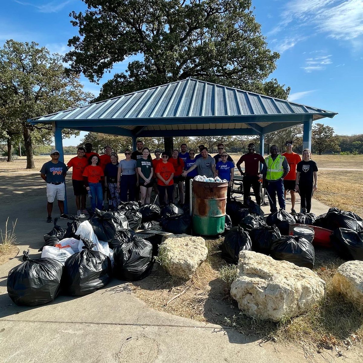 SteerFW's tweet photo. We love to see trash in bags! Not the ground, lakes, or playgrounds! You can #DoYourPart by disposing of your items properly when you’re out at your fav park! #LitterStomp Thank you to the employees of @BellFlight and @AmericanAir for partnering together! https://t.co/EnBWVRQCHg