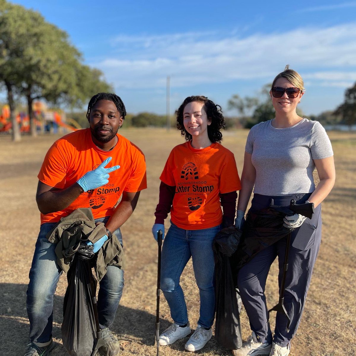 SteerFW's tweet photo. We love to see trash in bags! Not the ground, lakes, or playgrounds! You can #DoYourPart by disposing of your items properly when you’re out at your fav park! #LitterStomp Thank you to the employees of @BellFlight and @AmericanAir for partnering together! https://t.co/EnBWVRQCHg