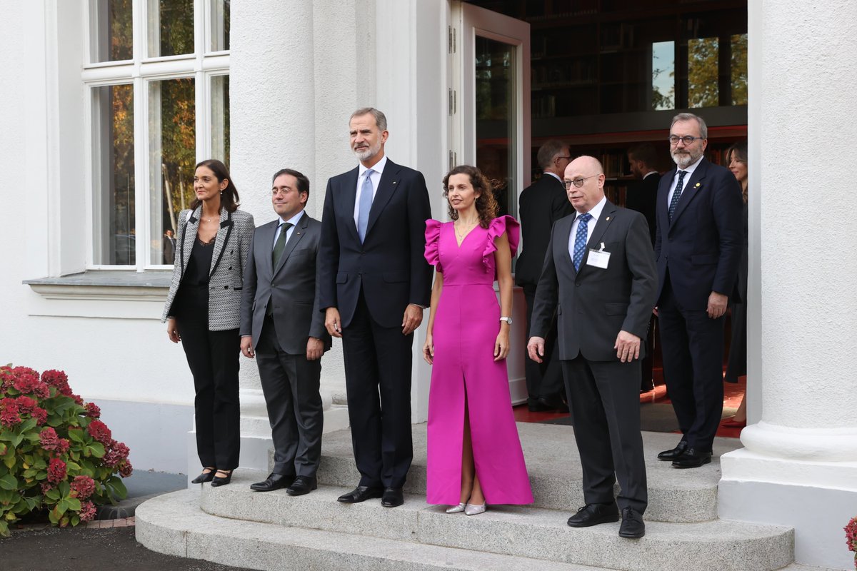 CasaReal's tweet photo. 🇩🇪El Rey se ha desplazado al Instituto Fritz Haber de la Sociedad Max Planck en Berlín, donde ha visitado el laboratorio del Departamento de Ciencia de Interfases, dirigido por la investigadora Beatriz Roldán Cueña.

➡️https://t.co/wB6obPIIVu https://t.co/EHqy0xSq96