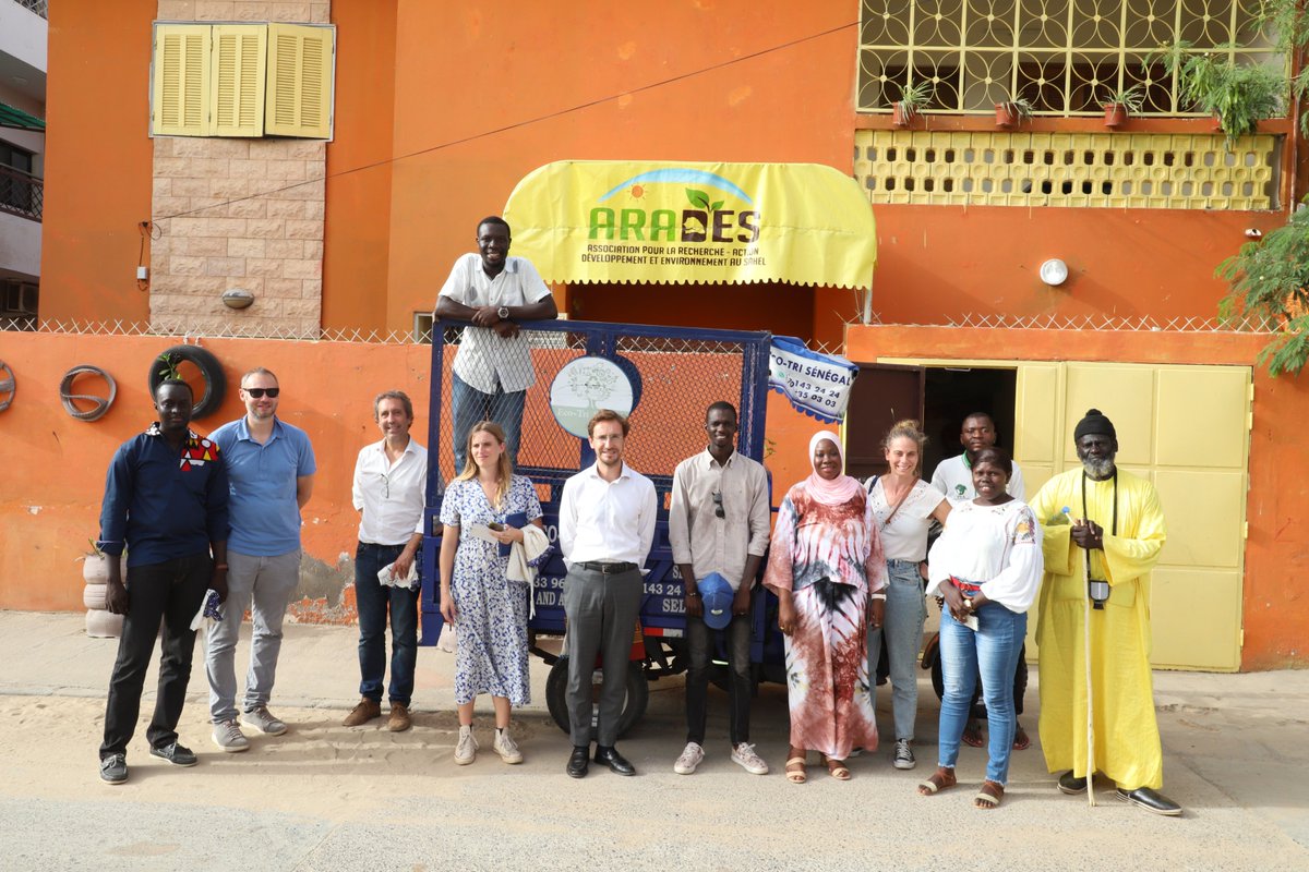 AradesSenegal's tweet photo. Les Grandes Marques rencontrent les Petites #Marques! #ARADES se réjouit d'avoir reçu dans ses locaux à St-Louis, @CHANEL - la marque de luxe internationale - en compagnie de la délégation de l'ambassade de @FranceoSenegal, de l'#IF_Lab, venus dans le cadre d'un échange https://t.co/RKP54KBQK1