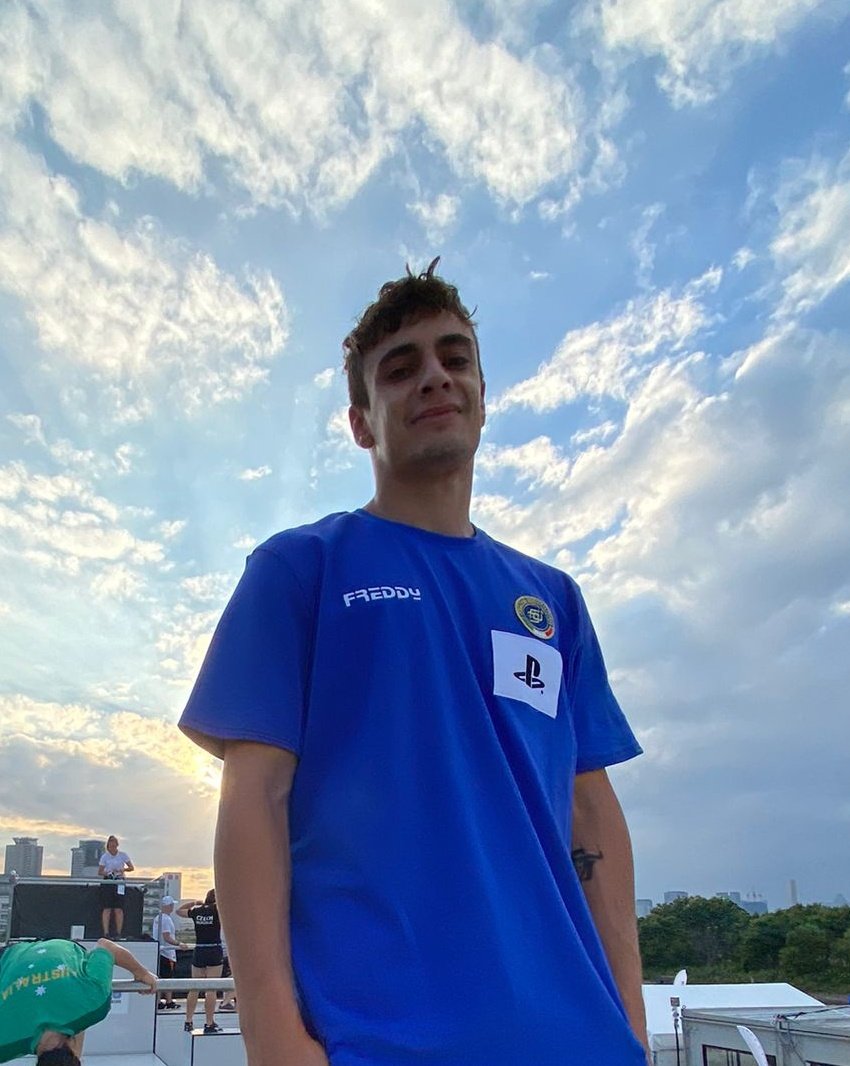 Fausto Vicari rientra da Tokyo dove ha partecipato ai mondiali FIG di Parkour. Ottimo esordio per la Nazionale Italiana con 2 medaglie portate a casa. Grazie anche al Direttore Tecnico Carminucci della FGI che ha accompagnato gli atleti in questa avventura.
#Parkour #FaustoVicari