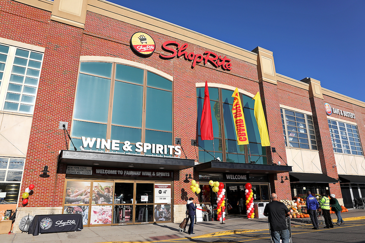 Wakefern_Food's tweet photo. Congrats to Wakefern Member @VillageSuperMkt which celebrated the grand opening of the ShopRite of Pelham Parkway on Oct. 9! Village presented a check to the @FeedingWestchester Food Bank on behalf of ShopRite Partners In Caring. #PartnersinCaring #FightHunger https://t.co/0xlOEmcFui