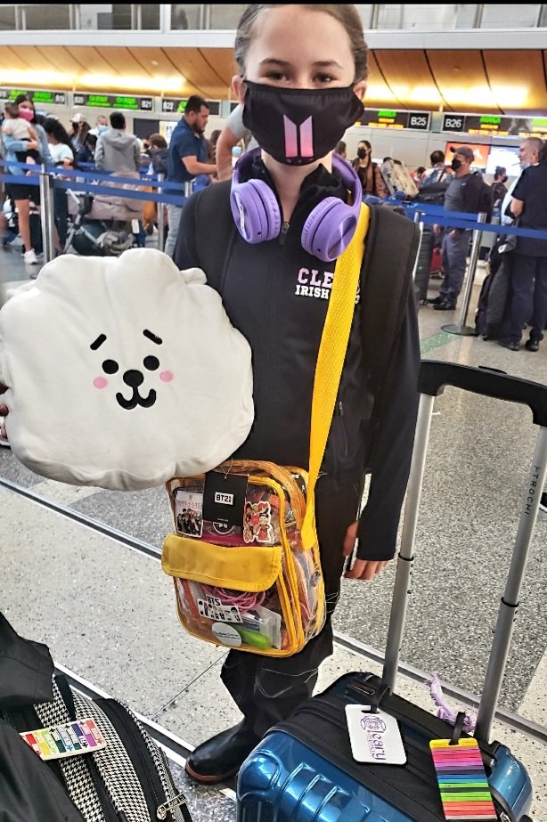 Hygena's tweet photo. Breaking the military news to my #Jin bias Army kiddo was rough this morning. She is sad, angry and scared but wants to support the decision and will be here for all her precious members. #GoodLuckBTS #jin @BTS_twt #RESTOFMYLIFE #btsarmyforever https://t.co/cawU6rTDn8