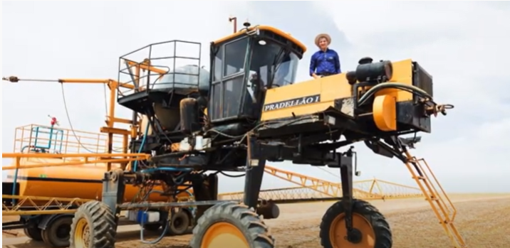Neste episódio dedicado à evolução das máquinas agrícolas, Pradella conta como e por que construiu por conta própria um pulverizador com 60m de barra para uso em suas propriedades no Oeste da Bahia.