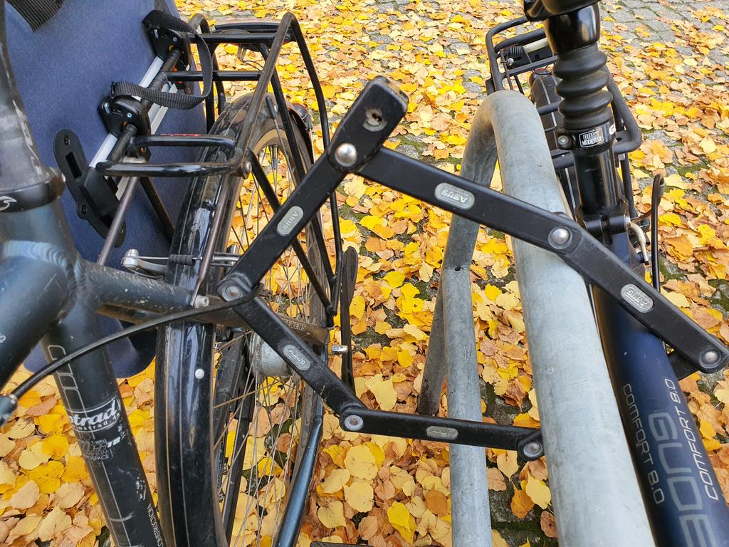 Das Anschließen von Fahrrädern ohne Freiheitsberaubung für das schon angeschlossene Rad ist nicht trivial😥.
Brauchen wir dafür auch ein AWE-Modul😉?
