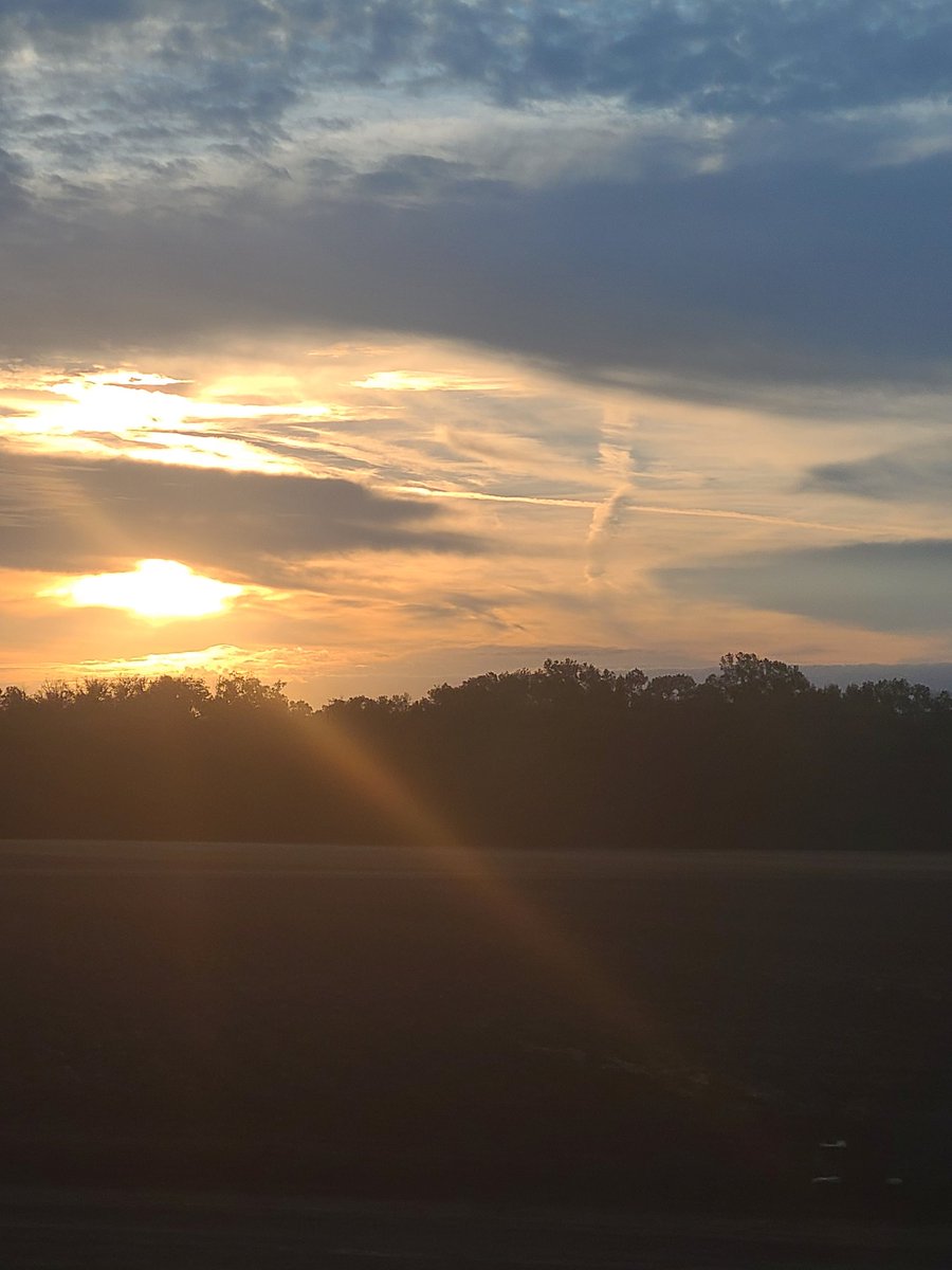 lbcity320's tweet photo. @AshleyReneeWx

Crossing the bridge to Greenville. You can actually see a cross in one of the pics ❤️ https://t.co/9JkNlMNpBK