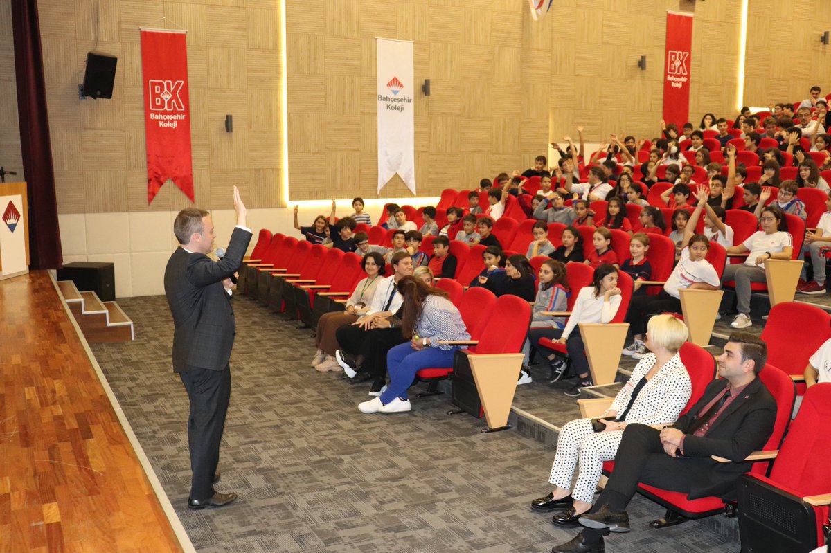 BahcesehirGA's tweet photo. Mentora Education Group Genel Müdürümüz ve Yabancı Diller Direktörümüz Sn. Matthew Benton ile Mentora İş Geliştirme Uzmanı Burak Güllep öğrencilerimiz ile bir araya gelerek #mentoraspeak ile ilgili bilgilendirmelerde bulundular.Kıymetli ziyaretlerinden dolayı teşekkür ederiz. https://t.co/UwJfUFUigJ