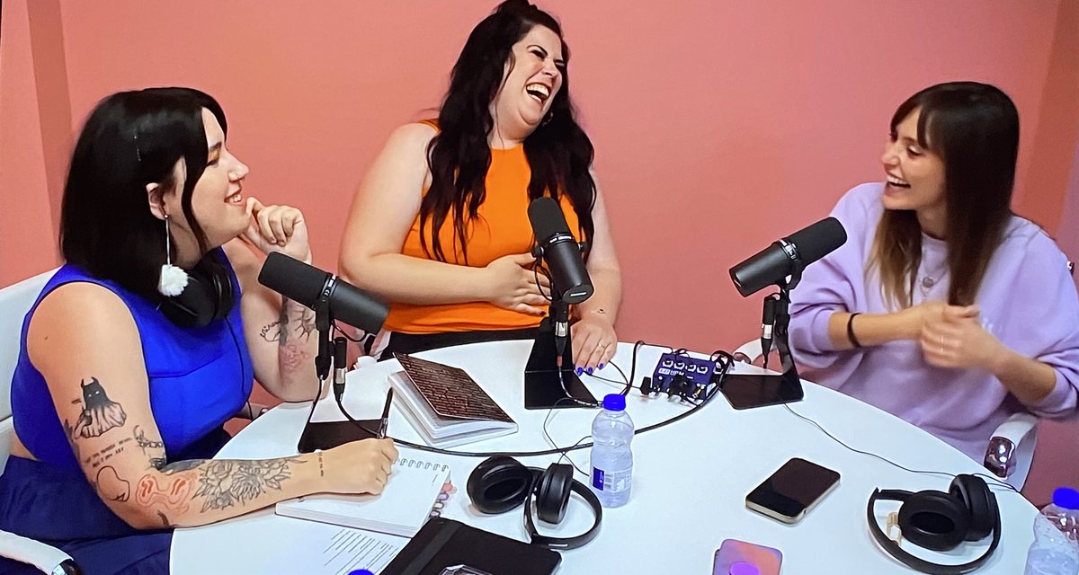 Viendo el podcast “Con G de Wapas” de <a href="/DianinaX/">Dianina XL</a> y <a href="/HollyMolly/">holly</a> con <a href="/RoEnLaRed/">RoEnLaRed - ⚡</a> hablando sobre activismo y body positive, recuerdo este verano con mi amigo en la playa, se puso a hacerme fotos en bikini y otra chica (con mi mismo cuerpo) hizo lo propio con sus amigas. ⬇️