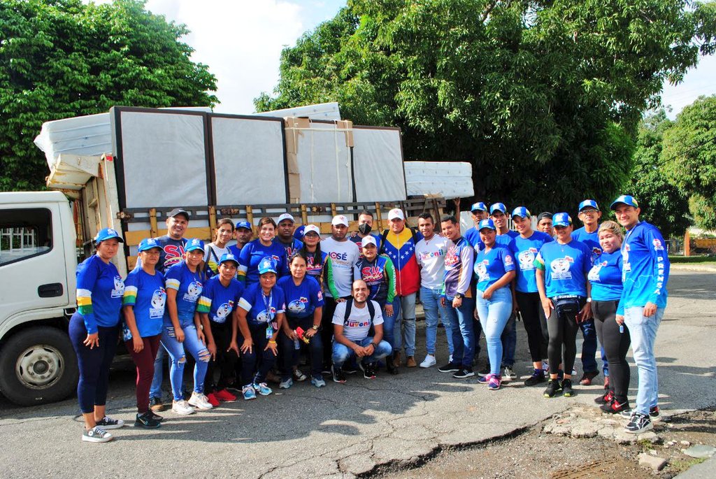 Las Tejerías no está sola 🙏 

El día de ayer nuestro equipo de gobierno a través de la fundación del niño Simón y el Movimiento Somos Venezuela, llegaron hasta el pueblo de Las Tejerías a entregar todo lo que recaudamos para ayudarlos.

Cuenten siempre con nosotros ❤️

#17Oct