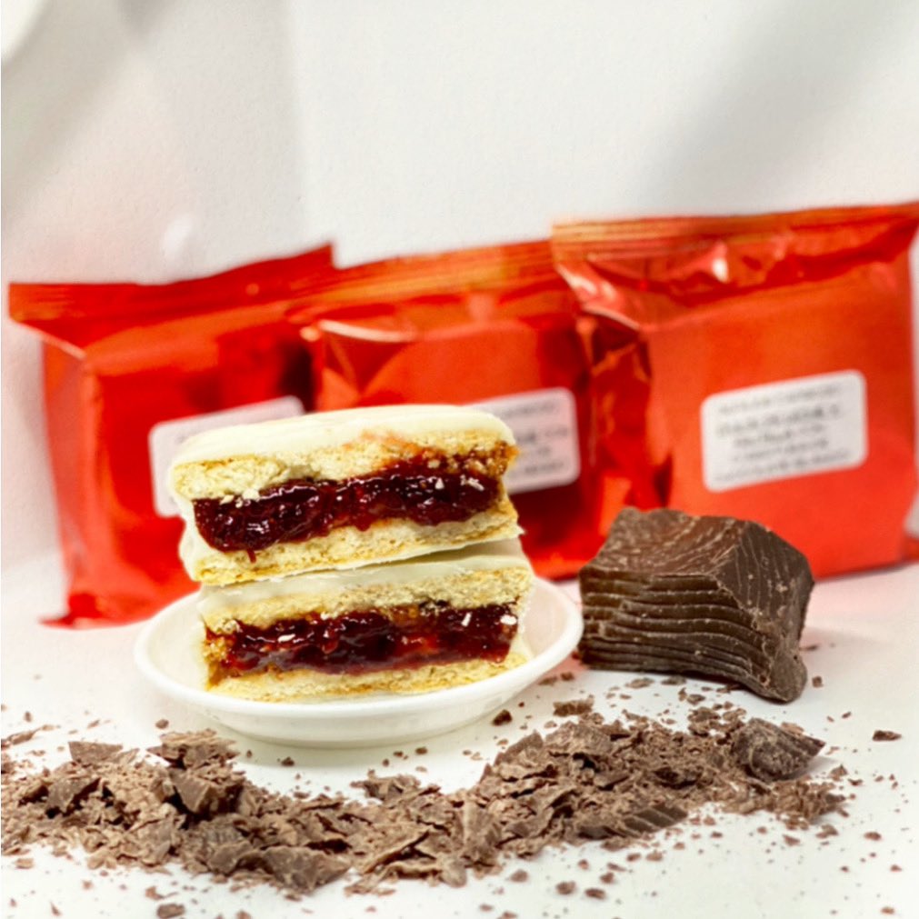 romidesvars's tweet photo. Orgullosisima y emocionada con mi emprendimiento ❤️ Si no consumís gluten o si tienen un amigo celíaco que ama comer alfajores, pueden recomendar este alfajor libre de gluten porfissss!! Hagan sus pedidos 0981753348 💗🤩🍪 #glutenfree #alfajor https://t.co/yvQvneF9Rm