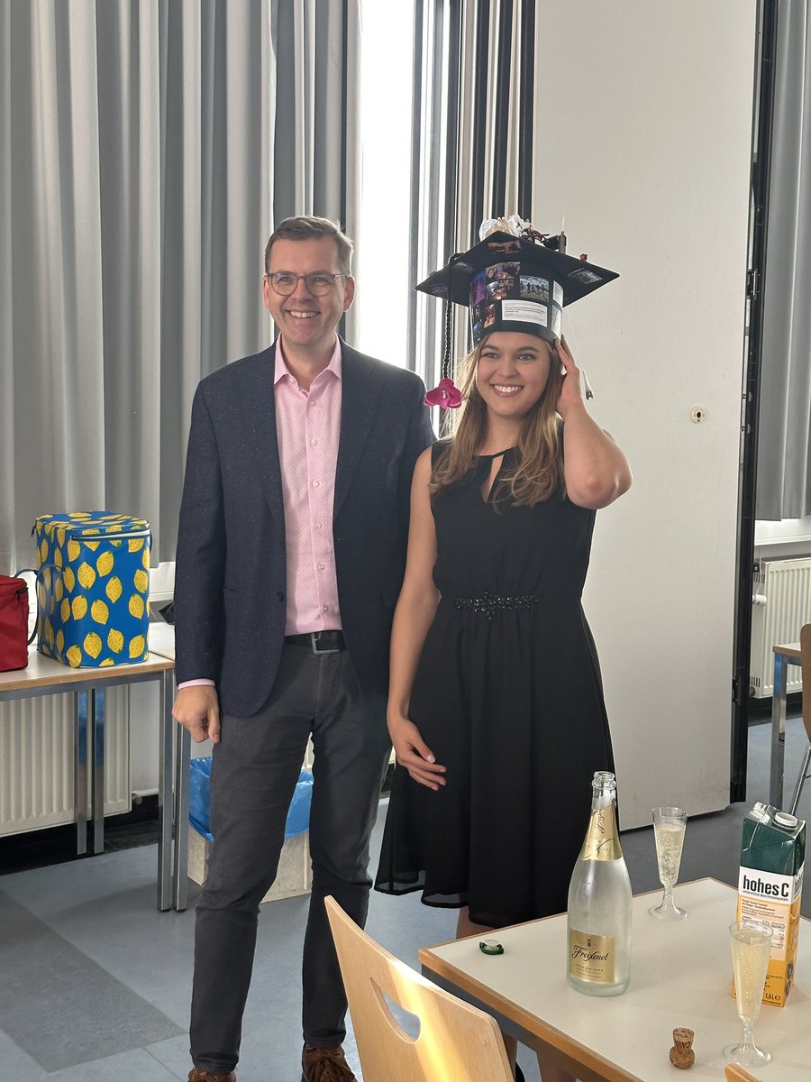 BrandesLab's tweet photo. Congratulations to Sandra Seredinski for successfully defending her #PhD last week! Very nice talk on #RNA-#DNA interactions and their role in physiological processes. Well done! 👏🏻🎉 #PhDone https://t.co/RcYpUeRZm6