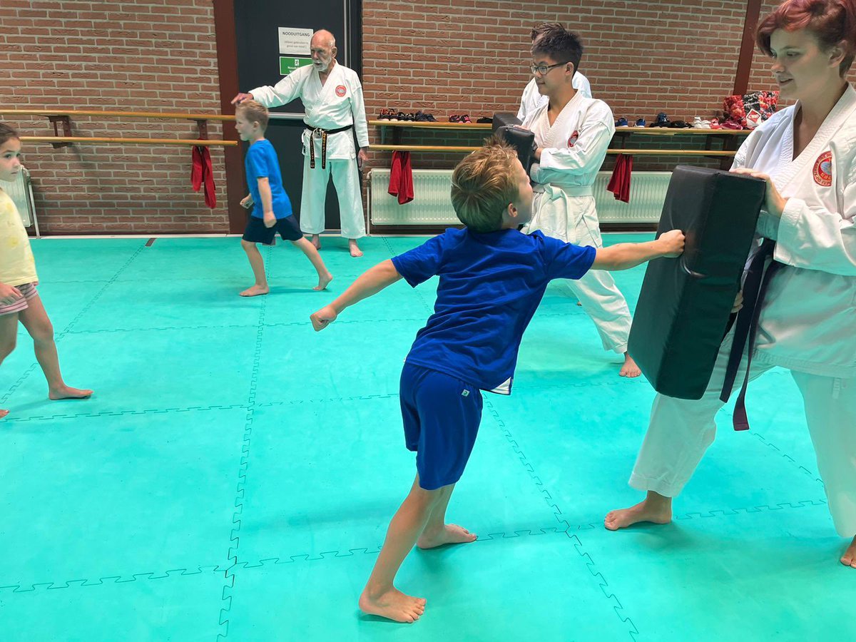 basveldman's tweet photo. Buurtsportcoaches @HuisvoordeSport organiseren weer een ‘traditionele’ Sportdag Scharlakenhof in Haren. Volle bak met 90 kinderen en 6 sportverenigingen & aanbieders: @HSVHaren #BCGO @stentorharen #Karate #Longboarden #Turnen #Floorball https://t.co/ajkcL1hMsI
