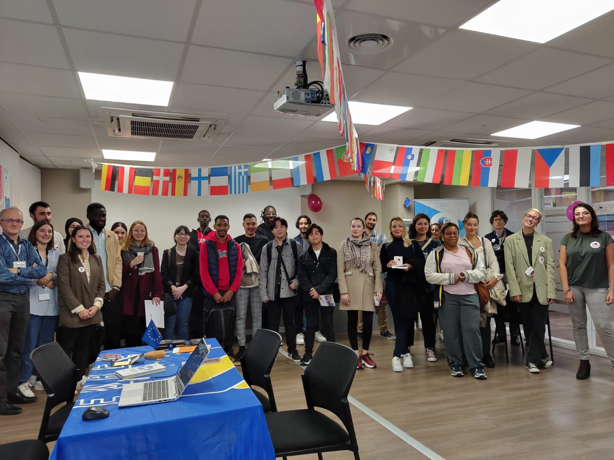 Trompille_PE's tweet photo. Succès vendredi 14/10 #poleemploiVilleurbanne pour matinée #ErasmusDays,  26 volontaires voulant acquérir une expérience pro, compétences linguistiques et soft skills via des stages de 3 ou 6 mois en entreprise dans 20 pays d’Europe🇪🇺. Merci Elodie, Emilie et Isabelle 👍👏👏 https://t.co/Z2JEw63RkW