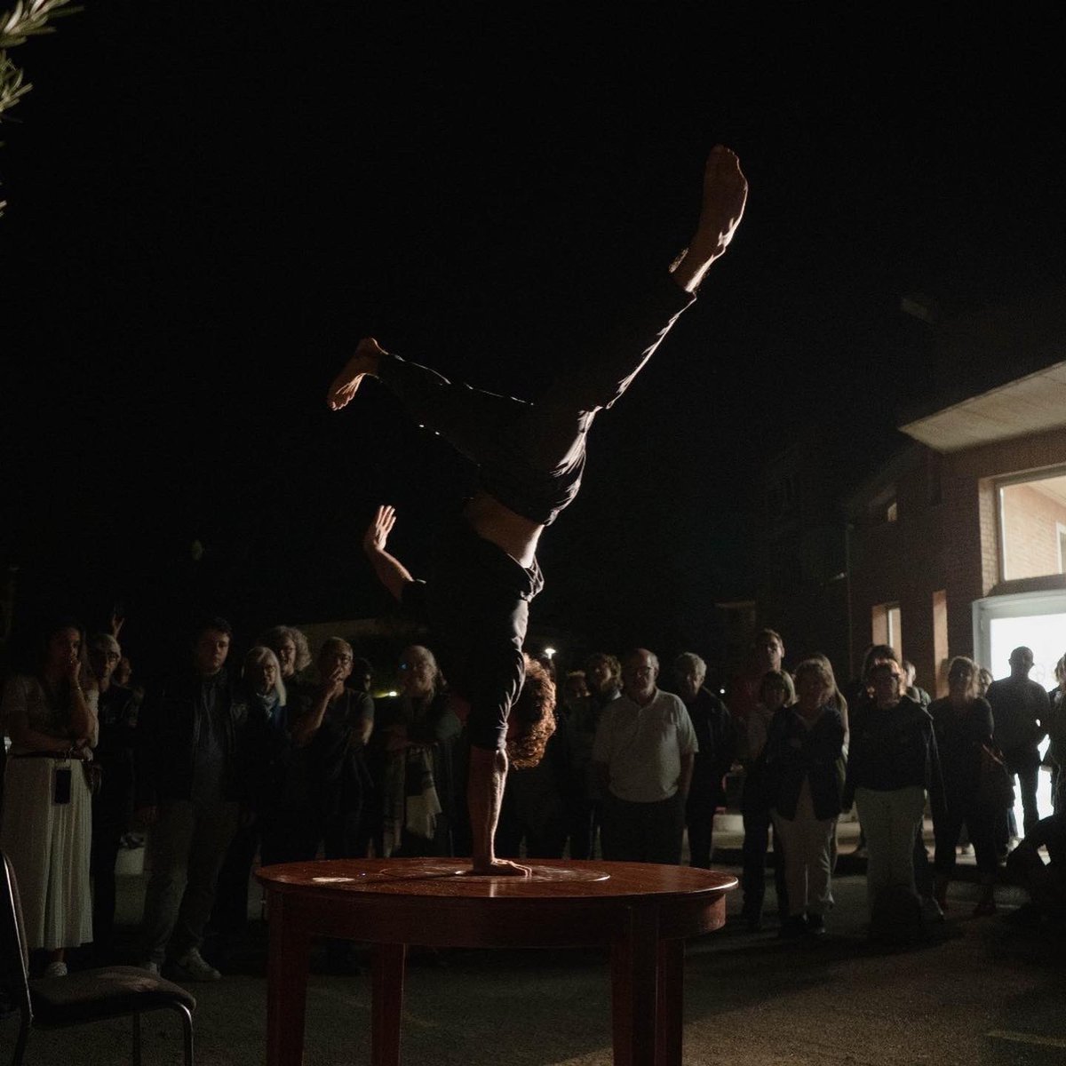 arteria_tortosa's tweet image. 📌Un, dos, tres i quatre dies en els que les arts vives han inundat #Tortosa. La cultura, les arts escèniques i el moviment, s’han fusionat amb la #dansa, el #teatre, les #acrobàcies… i molt més i ens han fet gaudir, descobrir, emocionar-nos i reflexionar.

#AT22 #ARTERIATortosa