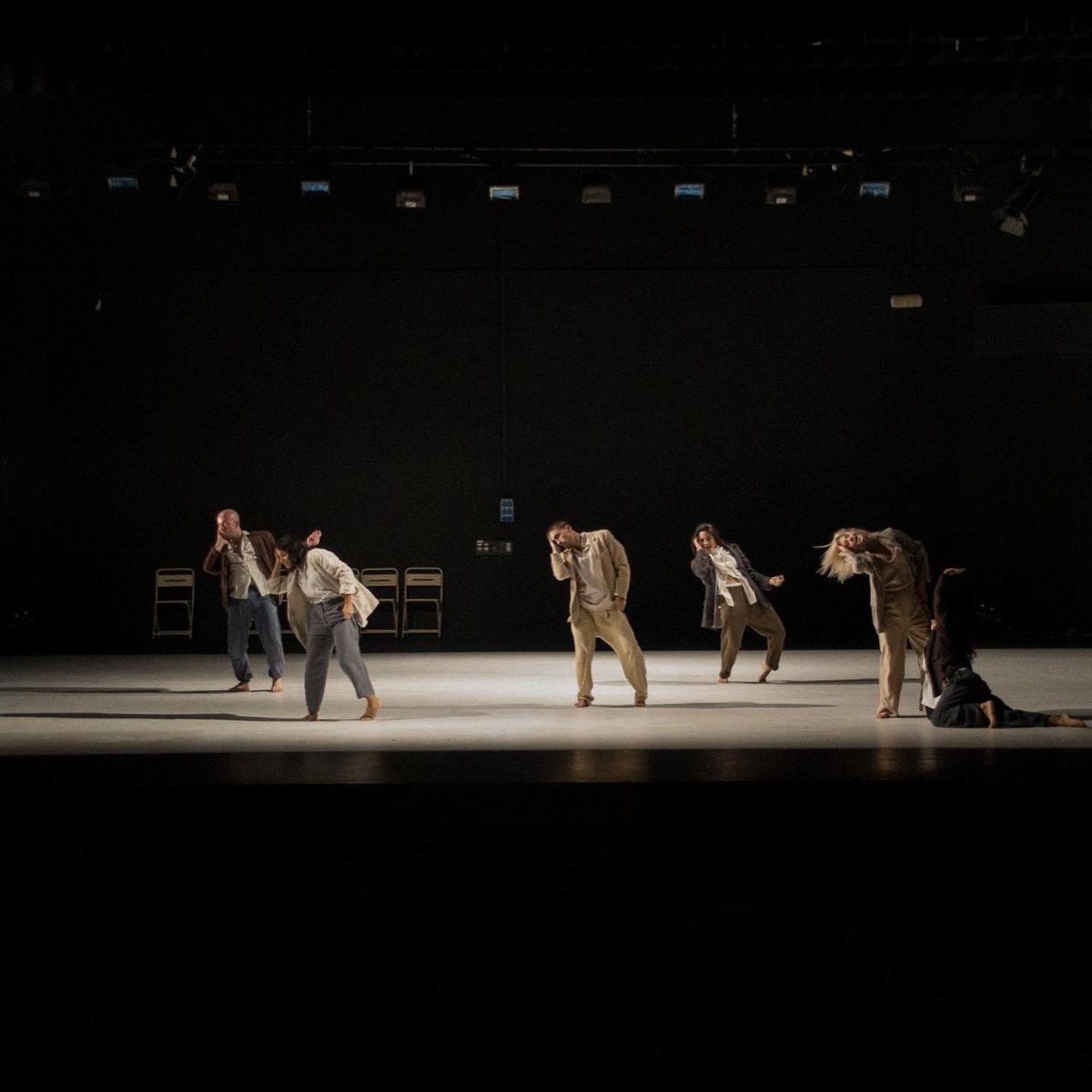 arteria_tortosa's tweet image. 📌Un, dos, tres i quatre dies en els que les arts vives han inundat #Tortosa. La cultura, les arts escèniques i el moviment, s’han fusionat amb la #dansa, el #teatre, les #acrobàcies… i molt més i ens han fet gaudir, descobrir, emocionar-nos i reflexionar.

#AT22 #ARTERIATortosa