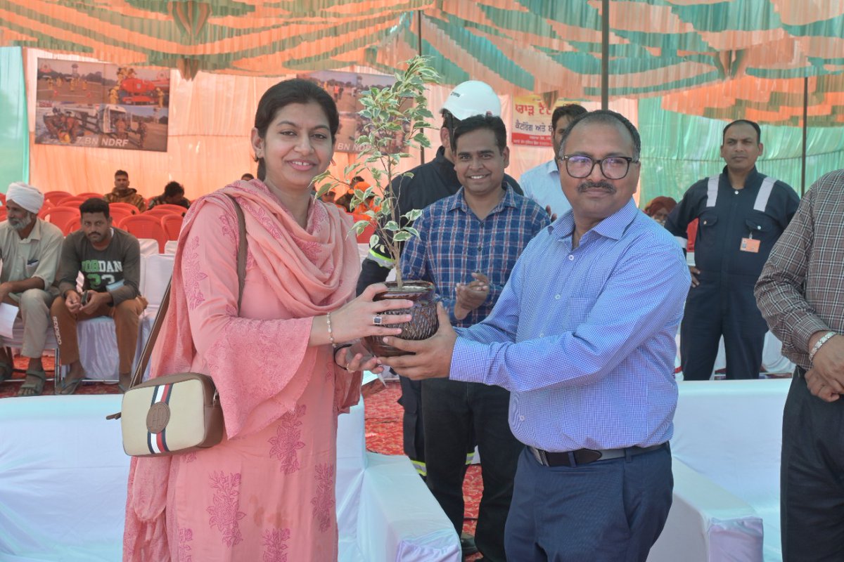 DEEPAK_8031's tweet photo. #HPCL BhRS conducted joint Level-III Offsite Mock drill with #IOCL at Village Gahri Devi -Bathinda in the presence of Bathinda District authorities, Police administration and NDRF
#NDRF #Grampanchayat #StatePolicedepartment #BathindaDCoffice #TehsildarBathinda @HPCL @IndianOilcl https://t.co/LIEPrkK9xb