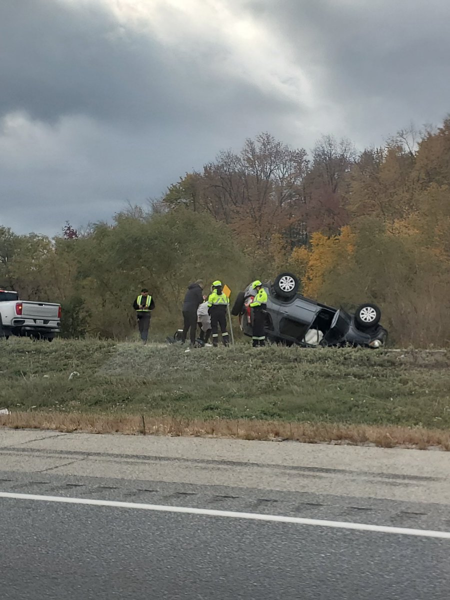 Kaufman_13's tweet photo. Single vehicle accident on 401 East  HWY6 North off ramp. Paramedics on scene @CityNewsKIT @570CityNews https://t.co/s7WZffe5yS