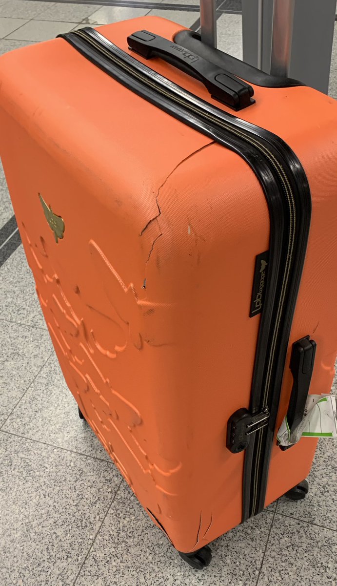 GauT_6's tweet photo. Un très grand merci à @volotea pour la non prise en charge d’indemnisation. Après avoir je cite « éraflé » mon bagage, qui est dû à une « fragilité de l’objet ». https://t.co/ljDiZQEYNT