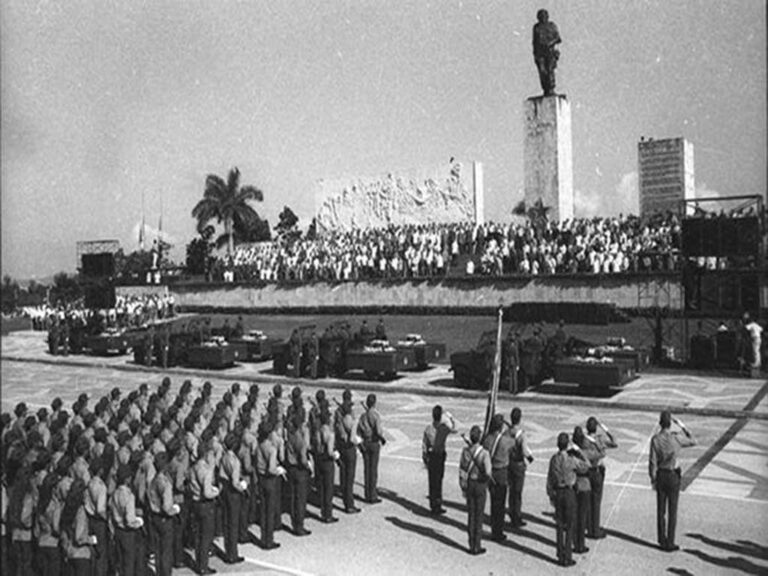 EnenoCi's tweet photo. Hoy 17 de octubre, rememoramos esa importante fecha en 1997, cuando regresan a la #Patria los restos del #Che y su destacamento de refuerzo a la ciudad de #SantaClara. #HastaLaVictoriaSiempre @dpevillaclara @FarinaEstevez @DiazCanelB @CubaMined @dmesantaclaravc @Yamilet50088609 https://t.co/uIPCmoYb8F