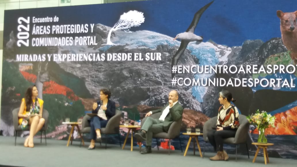 conaf_minagri's tweet photo. Con la ministra del Medio Ambiente 
@Maisa_Rojas y representante de la comunidad de Cochamó, director ejecutivo de CONAF Christian Little participa del primer debate panel del #EncuentroÁreasProtegidas y #ComunidadesPortal https://t.co/lccLvQRP9h