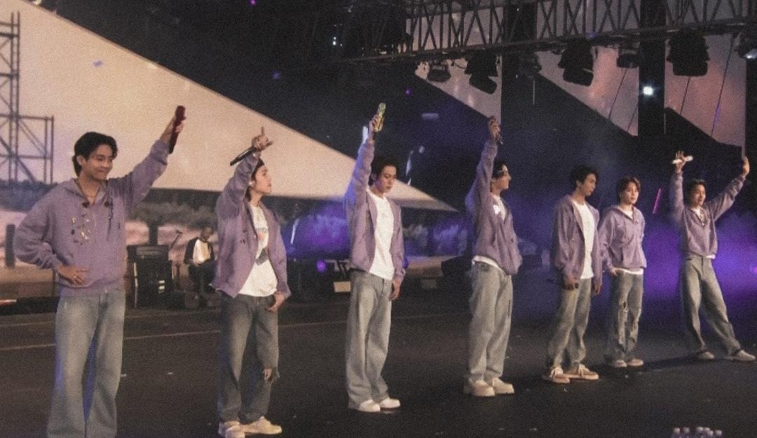 imzzzeee's tweet photo. 2025...
we will wait for you @BTS_twt💜💜 we trust you, we love you so much💜💜💜 sayang bangtan banyak banyak💜💜💜💜💜💜💜 3 tahun gabakal lama kali ya.. yu bisa yu nunggu:)
#ForeverWithBTS https://t.co/bSPb3hfvqb