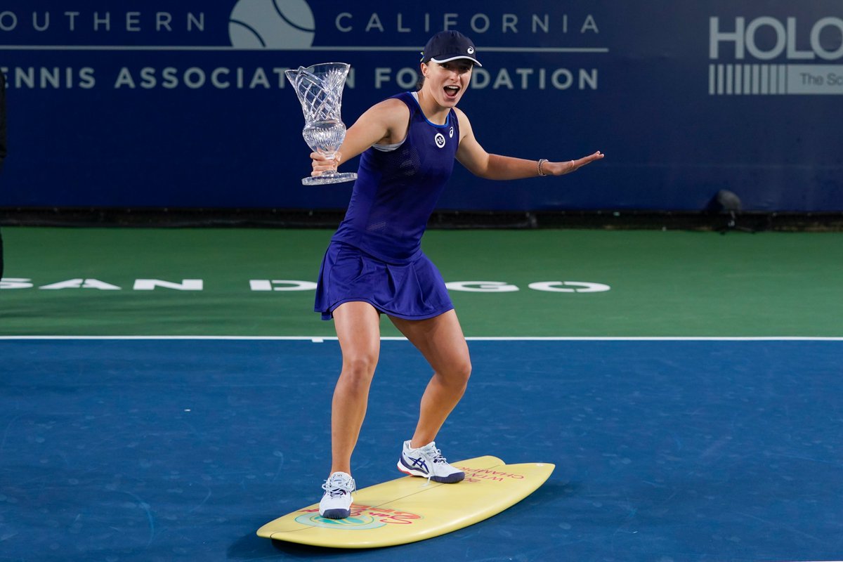 Cowabunga 🏄‍♀️ Our champ Iga Swiatek bags another 🏆 in San Diego.