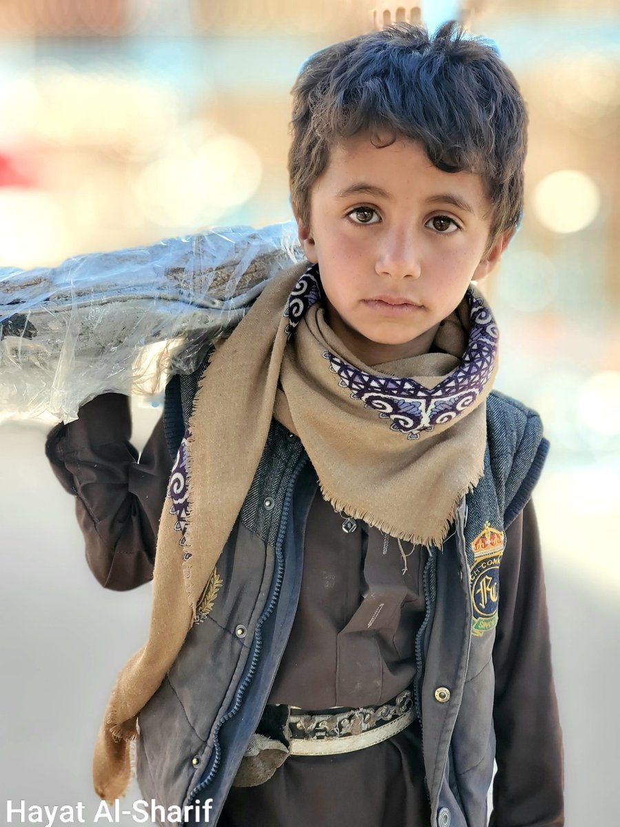 HayatAlshaif's tweet photo. Abdo 8 - Year - old. I sale Sesame in Sana'a so I could collect the rent for my family house 35 Thousands Yemeni Riyal. 

Abdo earns a day one thousand Yemeni Riyal that equal 2$ a day. https://t.co/Zq0lODCLhG
