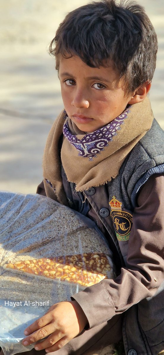 HayatAlshaif's tweet photo. Abdo 8 - Year - old. I sale Sesame in Sana'a so I could collect the rent for my family house 35 Thousands Yemeni Riyal. 

Abdo earns a day one thousand Yemeni Riyal that equal 2$ a day. https://t.co/Zq0lODCLhG
