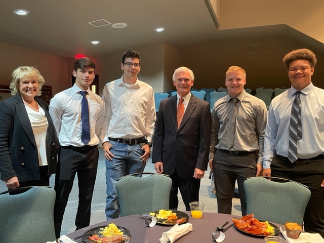 LBLocalSchools's tweet photo. Congressman Bob Latta encouraged LBHS Career Network students before a presentation by representatives of Mediview. A developer of augmented reality visualization technology, Mediview hopes to revolutionize the way physicians perform surgeries. @ufindlay @OHCareerNetwork #WeAreLB https://t.co/fdu47qpewT