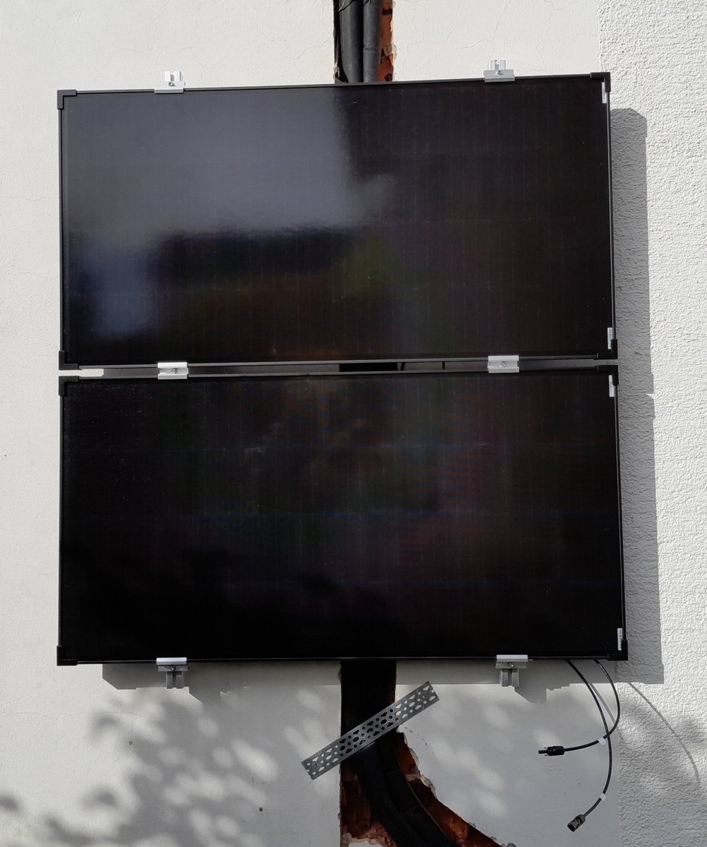 BergerITService's tweet photo. uff, 2 von 6 PV-Modulen hängen schon mal testweise an der Wand... 🤩💪🌻🌞🌞🌞 https://t.co/lk3UfFJ2QM