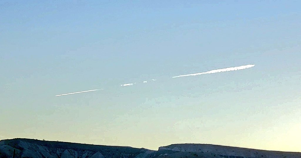 agent_dahlia's tweet photo. Dropping a little low, a little too fast... yeah?  🤔? #ineedcoffee #chemtrails
#fyp #pressf #f @weatherchannel, @NellisAFB , @8NewsNow , @NWSVegas https://t.co/ffMSEuqQbl