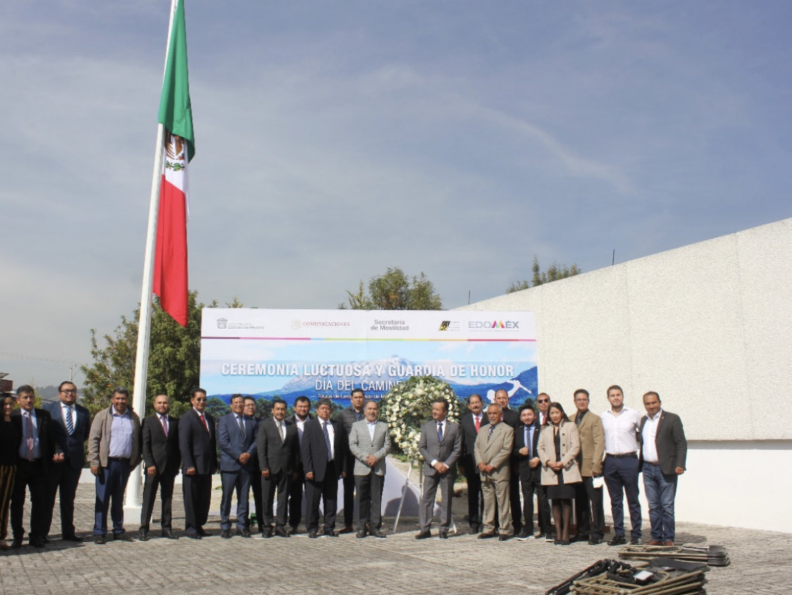SalvaFdezAyala's tweet photo. Hoy  #DiadelCaminero  conmemoramos y celebramos al hombre y mujer que con su trabajo engrandece y preserva la infraestructura vial de 🇲🇽. Los caminos del #EDOMEX son tan largos que cabe una vida.@SCT_mx @Edomex @centrosctedome1 https://t.co/EgWiCCgCNY
