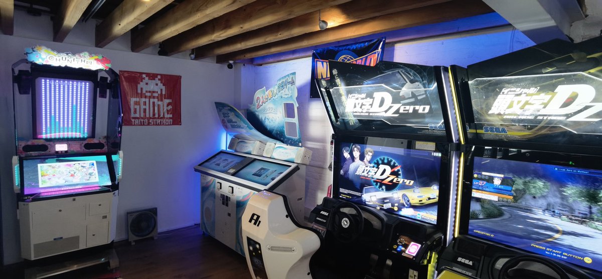 7Ten's tweet photo. Reminder that @chief_coffee in Turnham Green, West London, has the only #InitialDZero & #Synchronica arcade machines in the UK. With online Stern pinball & a great coffee shop, it really is a unique location! @stingerreport @sternpinball @ArcadePosting 🙏 https://t.co/ruFjCC6y8U